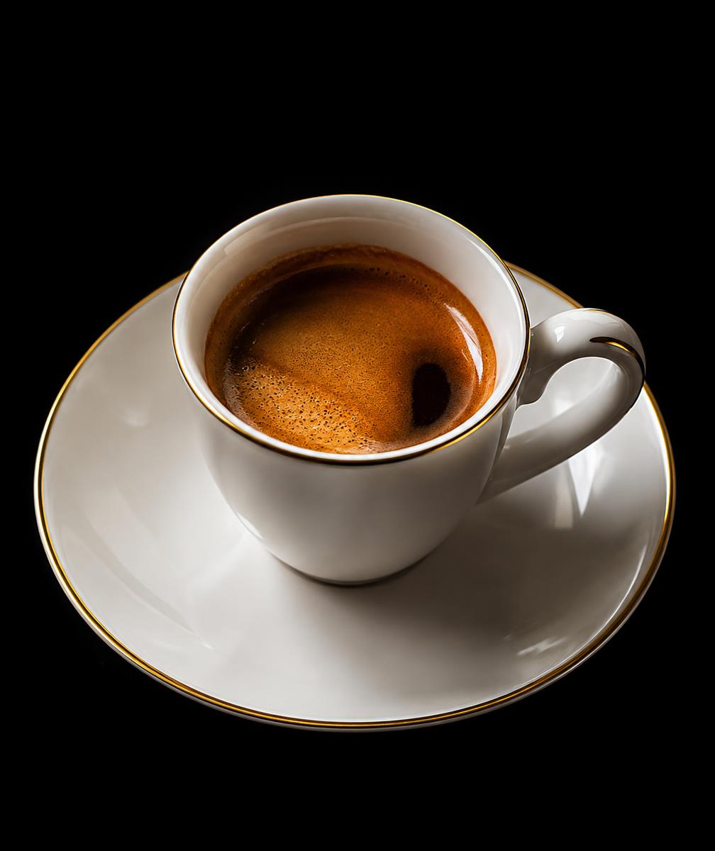 Espresso em xícara de porcelana com borda dourada